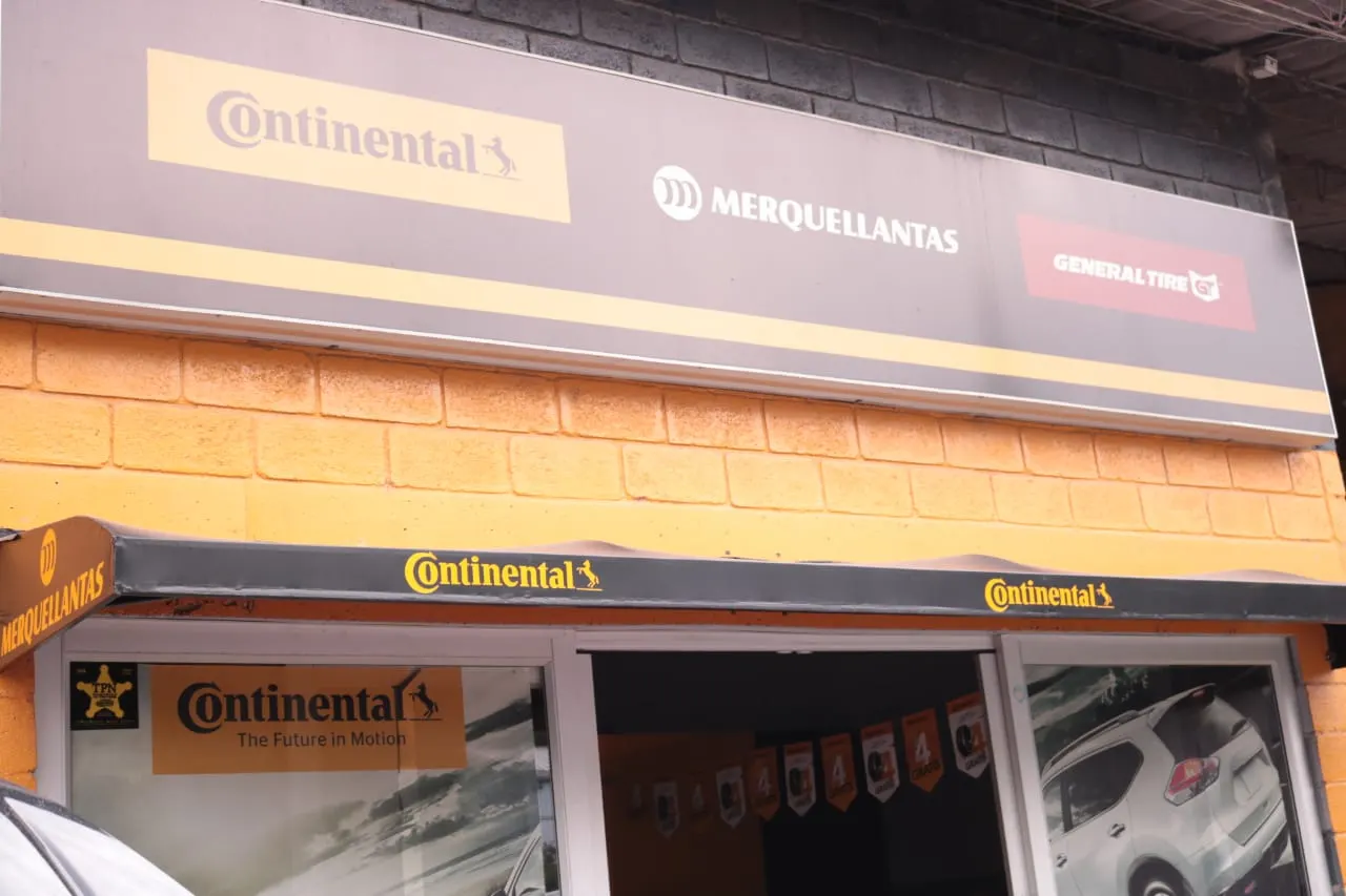 Almacén Merquellantas, donde se venden baterías para camión, dentro del Supercentro Camionero Alpujarra 87 en Itagüí