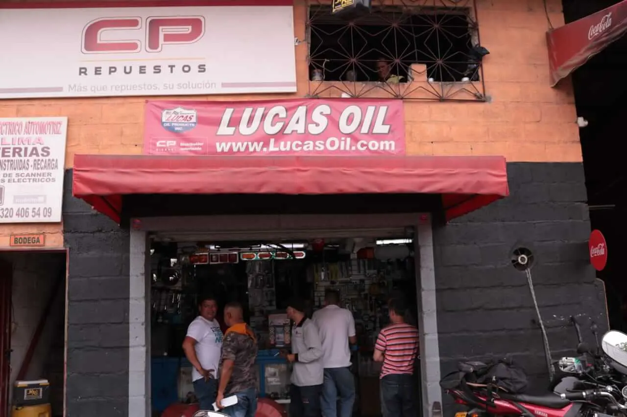 Almacén CP Repuestos con aceites y lubricantes, dentro del Supercentro Camionero Alpujarra 87 en Itagüí