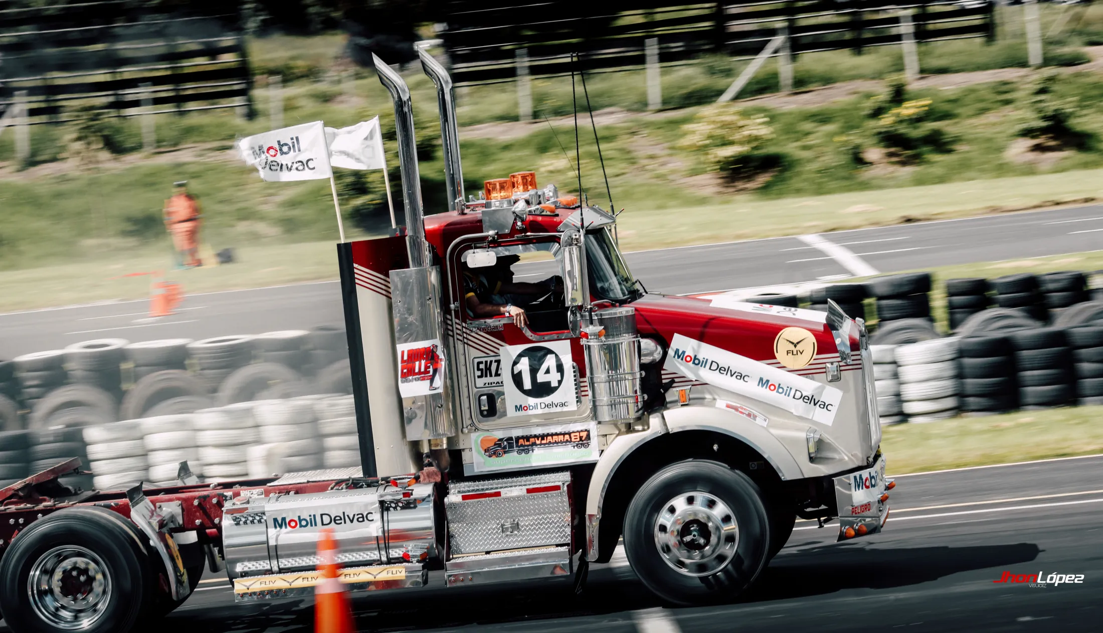 Camión de competencia con el adhesivo de Alpujarra 87 en la pista del Autódromo de Tocancipá