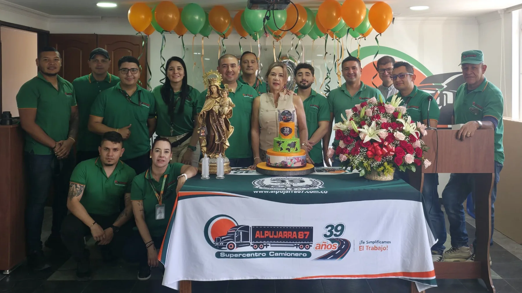 Equipo del Supercentro Camionero Alpujarra 87 reunido en el aniversario de la empresa