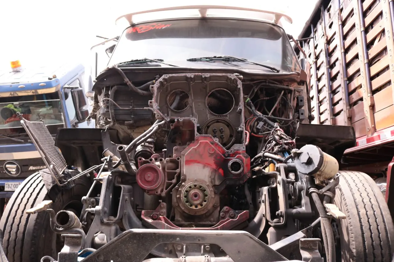 Motor diésel abierto para reparación en el taller diésel de Itagüí, Supercentro Camionero Alpujarra 87