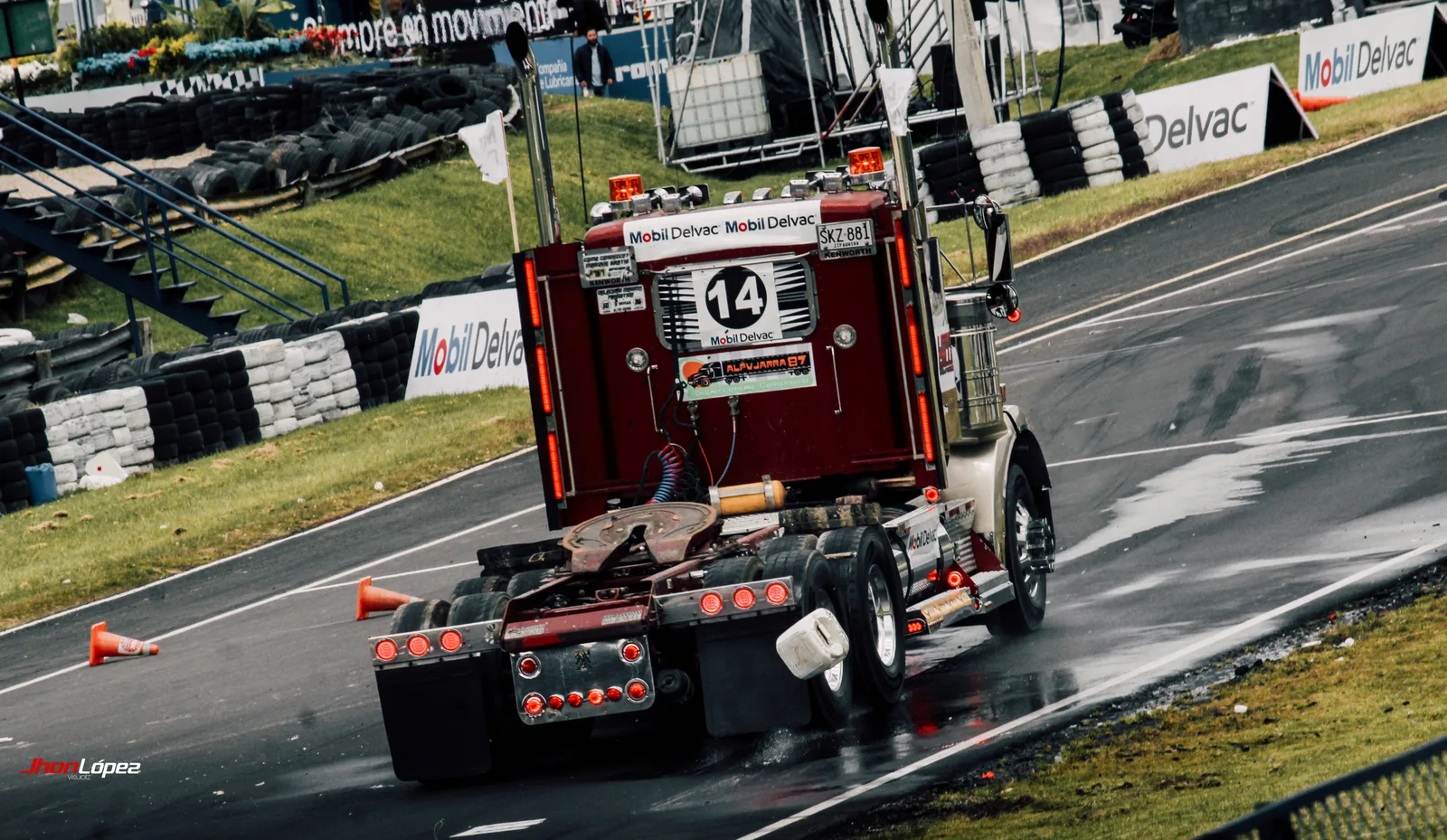 El camión de Alpujarra 87 en la pista del Autódromo de Tocancipá durante el Gran Premio Mobil Delvac