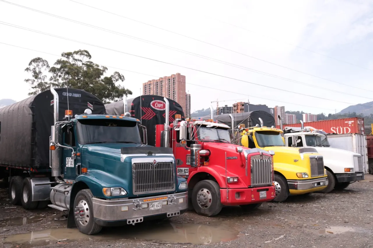 Tractomulas estacionadas en el patio del Supercentro Camionero Alpujarra 87, cerca de la estación de servicio con ACPM en Itagüí
