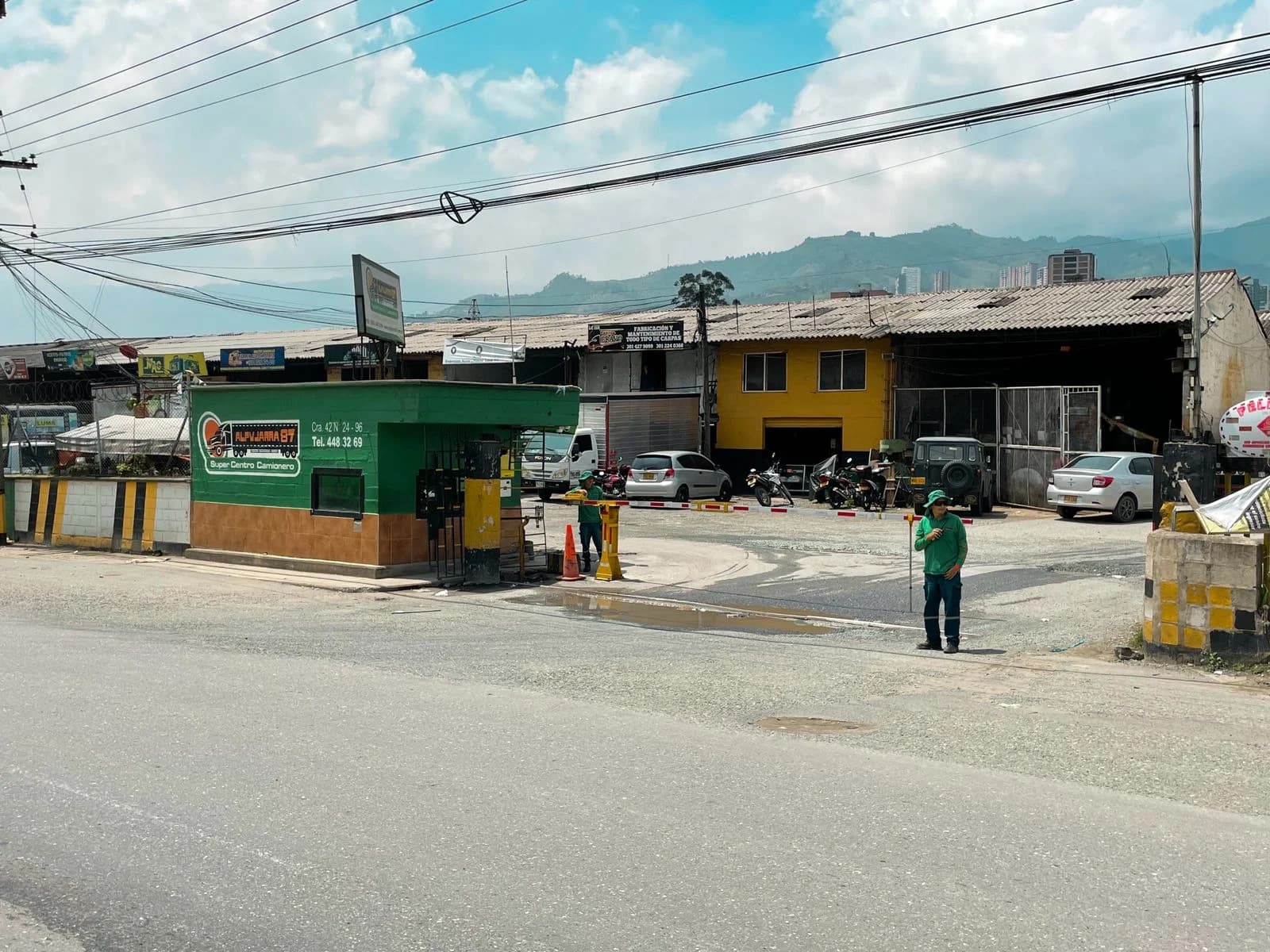 Portería de la Estación Alpujarra sobre la Cra 42 de Itagüí
