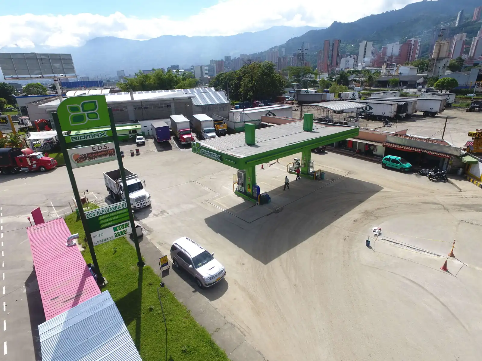Vista aérea de la estación de servicio con ACPM en Itagüí, con tractomulas alrededor, Alpujarra 87