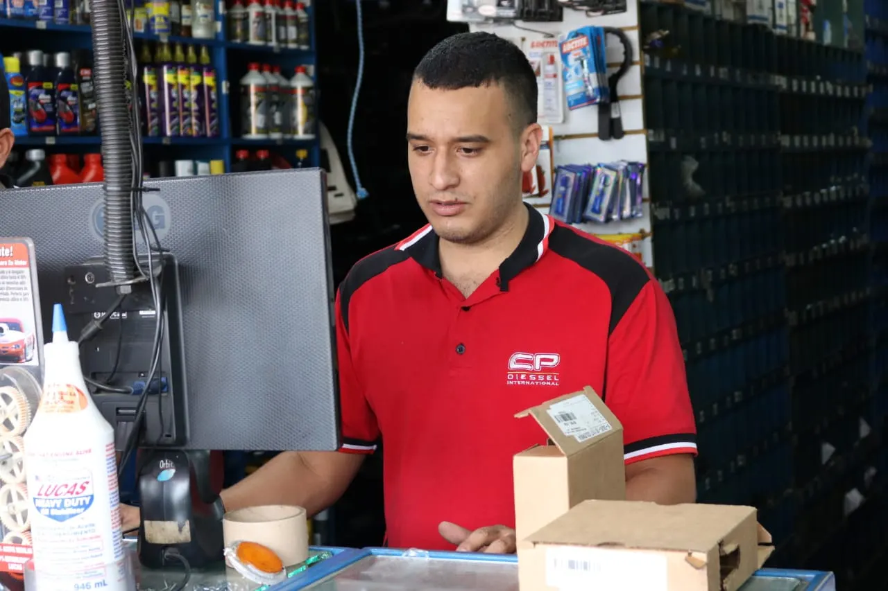 Fachada de un almacén de repuestos para camiones en el Supercentro Camionero Alpujarra 87, Itagüí