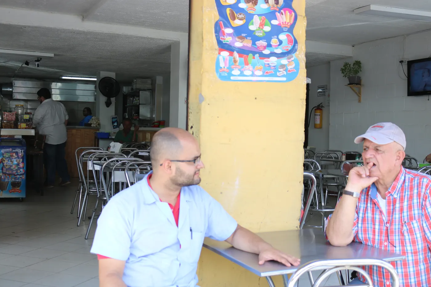Comedor del restaurante en Itagüí con mesas y clientes, dentro del Supercentro Camionero Alpujarra 87