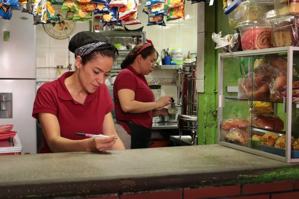 Personal atendiendo en el mostrador del restaurante en Itagüí, dentro del Supercentro Camionero Alpujarra 87